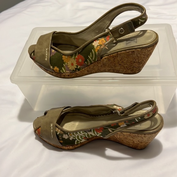 🎉5/$15🎉 K STUDIO FLORAL CANVAS WEDGES W/CORK HEEL (40/9) - Picture 5 of 16